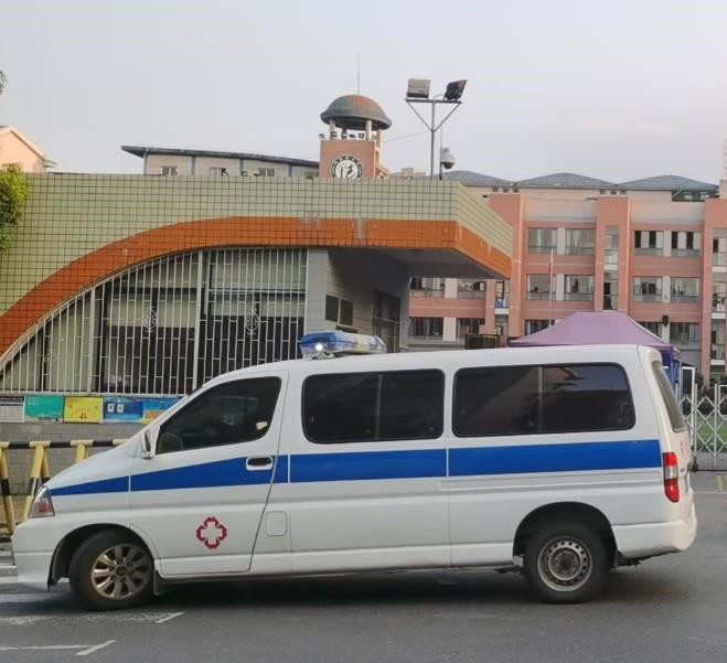 容县救护车出租护送骨折病人一公里多少钱